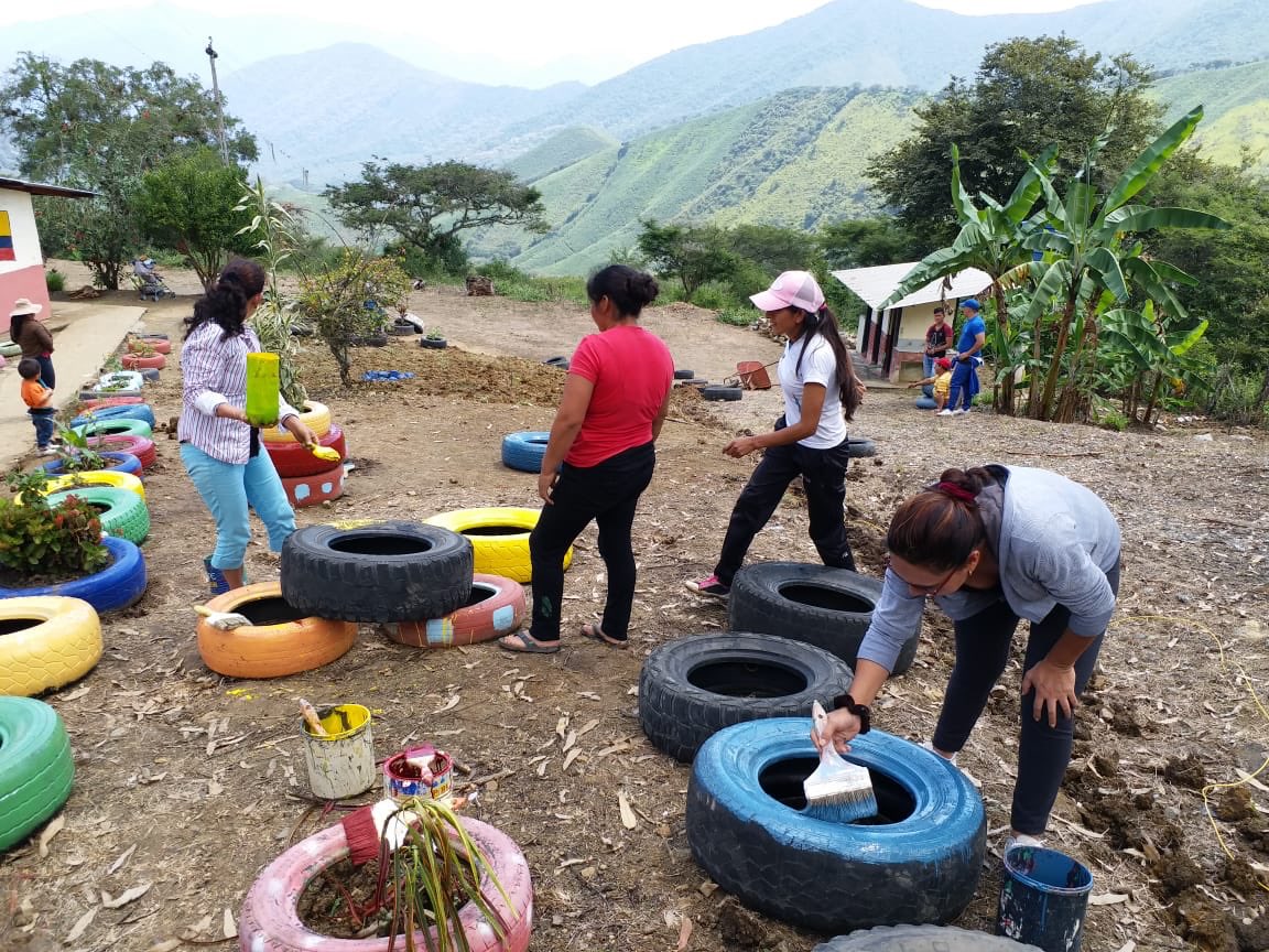 VOLUNTARIADO | @tenencialarama1 en conjunto con <a href="/PoliciaEcuador/">Policía Ecuador</a>, <a href="/GADMACARA/">GAD MACARA</a>, el GAD parroquial de #Larama y los moradores del sector realizaron una minga en la UE Camilo Gallegos. Esta actividad se cumplió con el objetivo de adecentar las instalaciones de este centro educativo.