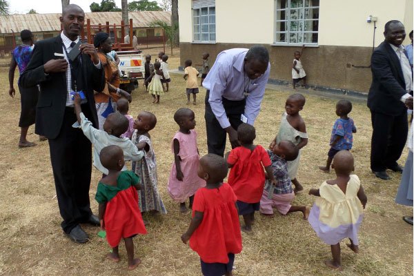 COMPASIO's tweet image. When you're dealing with 1,000s of orphaned children, the simplest solution is to build orphanages. Kudos to the Rwandan government for being willing to dig down to the root of the problem and find community-based solutions! #familiesnotorphanages
monitor.co.ug/News/National/…