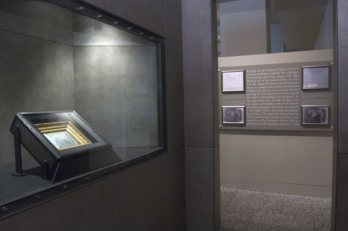 ransomcenter's tweet image. Celebrating your #UTGrad18? Be sure to visit our galleries! See the first photograph, Gutenberg Bible, prints by Ellsworth Kelly, and hear the only known recording of Harry #Houdini's voice! This and much more. Free daily tours.