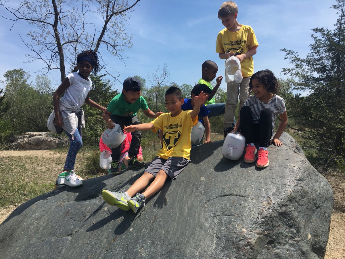 mrshahnk's tweet photo. Rocks, rocks, and more rocks! We put our science skills to the test collecting and classifying rocks. We even had a little fun! #geologists @a2Thurston https://t.co/pCFUVr8bqW