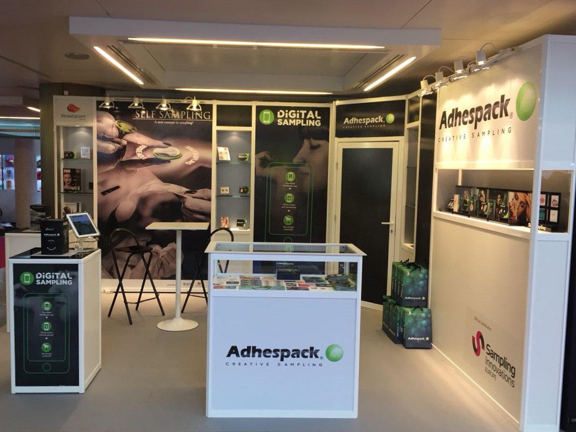 AdhespackGroup's tweet image. Um dos destaques do @AdhespackGroup na @FCECosmetique é o #SelfSampling - uma ferramenta de distribuição de amostras de perfume e maquiagem, adaptável a qualquer ação de marketing. E com a versão #DigitalSampling!
Nas fotos, Jantar ABC e Luxe Pack Mônaco.
Passa lá no L038!