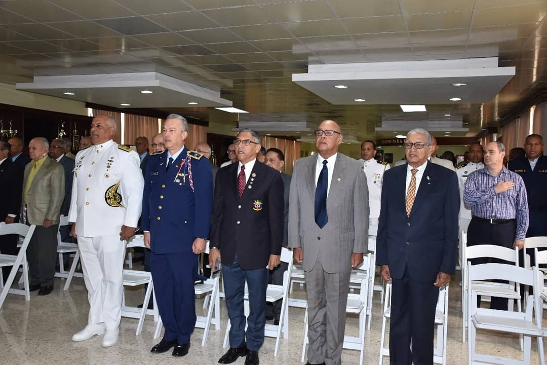 MDefensaRD's tweet photo. La Primera Promoción de Cadete de las Fuerzas Armadas ponen en circulación, este viernes, la segunda edición del “Libro Academia Militar de las Fuerzas Armadas “Batalla de las Carreras, Apuntes Histórico y Anecdotarios” https://t.co/casSvJzKyd