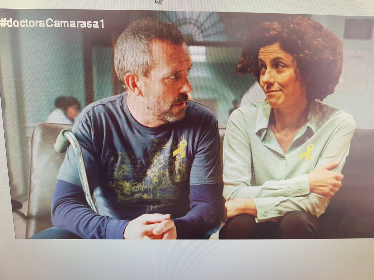 DrHouse_SER's tweet photo. La primera escena junts, la trobada de la @Eliaek i el @DrHouse_SER al consultori de #Camarasa. L'inici de tota la trama @labotigueta_sa @SERouresTV @Hosp_LesRoures https://t.co/RIy5COs0gg
