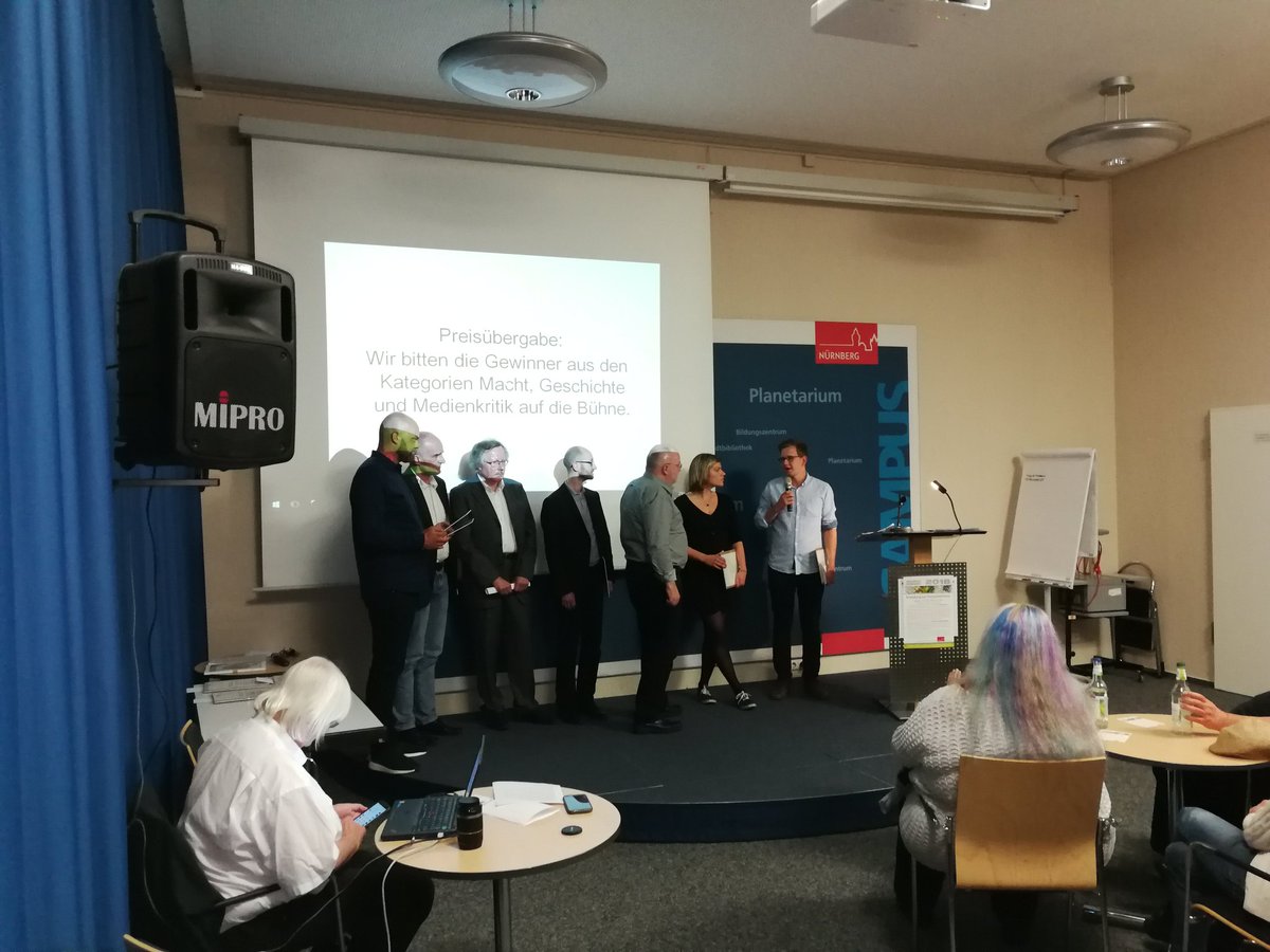 Herzlichen Glückwunsch an <a href="/pfauha/">Pfauha</a> und sein Team von <a href="/stimmtdas_org/">stimmtdas.org</a> (rechts im Bild) zum Gewinn des Alternativen Medienpreises 2018 in der Kategorie 'Medienkritik'. #amp2018