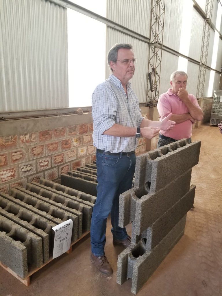 Gentilebruno's tweet photo. En nuestra visita a #Misiones aprovechamos para recorrer la planta de SIMACON. Nuestro Embajador #PROESUS2017 Su emprendimiento produce módulos de encofrado tipo ICF de madera mineralizada. https://t.co/viavtp7sjc
