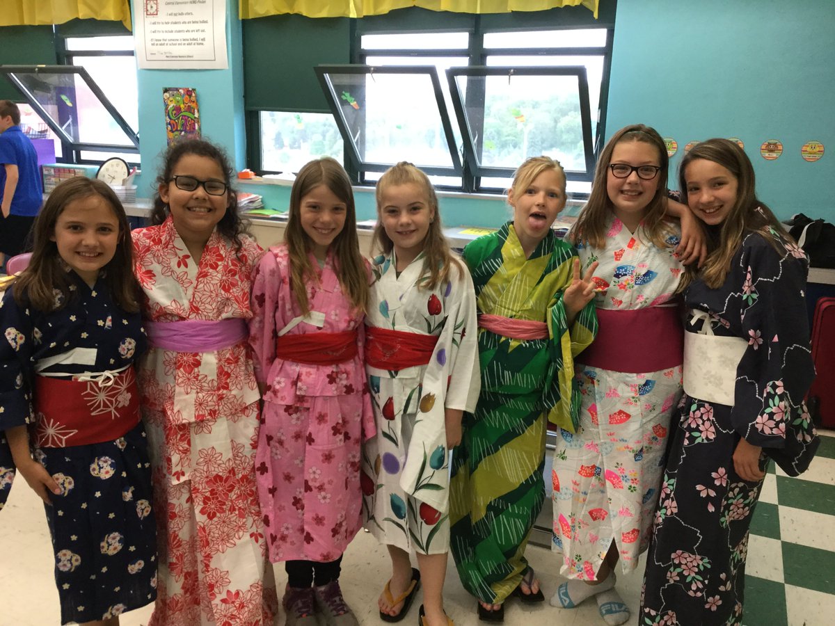Central4thGrade's tweet photo. We loved learning about Japanese culture today from the Japan-America Society of Pennsylvania! 😊👘🎏 https://t.co/rjbDUx0m39