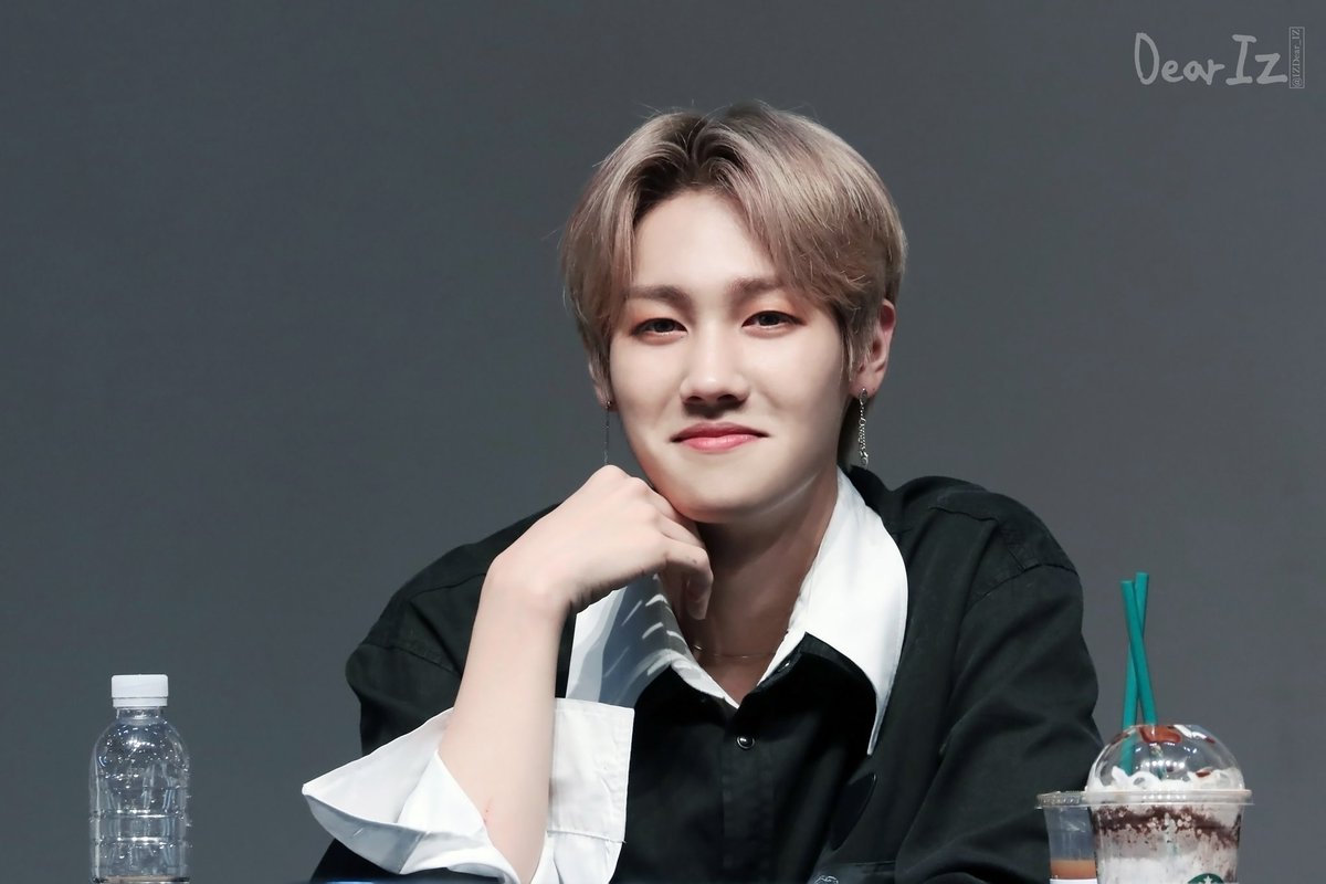 IZ_DearIZ's tweet photo. 180518 목동 핫트 팬싸(동자아트홀)
아이즈 현준
오늘도 이쁘다. 멋있다. 최고다👍
@official__IZ
#IZ #아이즈 #현준 #HYUNJUN #KPOP #Angel #팬싸 #아이즈밴드 #이다정 #DearIZ #디어아이즈 https://t.co/DBhui3CI1K