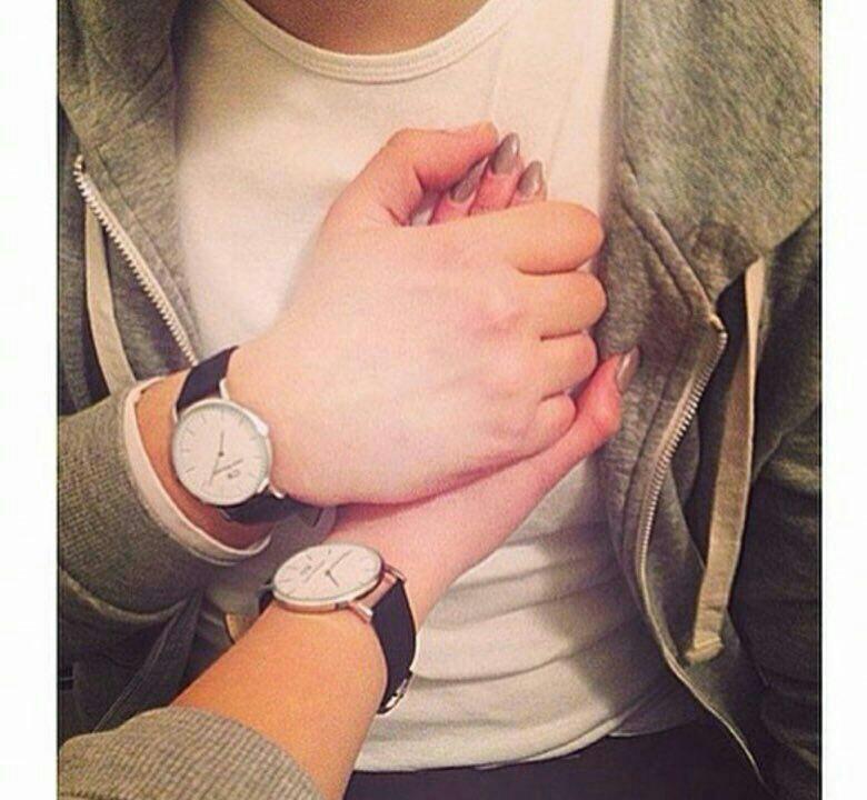 أنا لا أُحِبُّك ..
كُلُّ ما في الأمر .. أنَّ نبضةَ من قلبي تَغنَّتْ باسمِكَ مَرَّةً
وإلى الآن .. تُقلّدُها بقيةُ النبضَات...

#عسوله