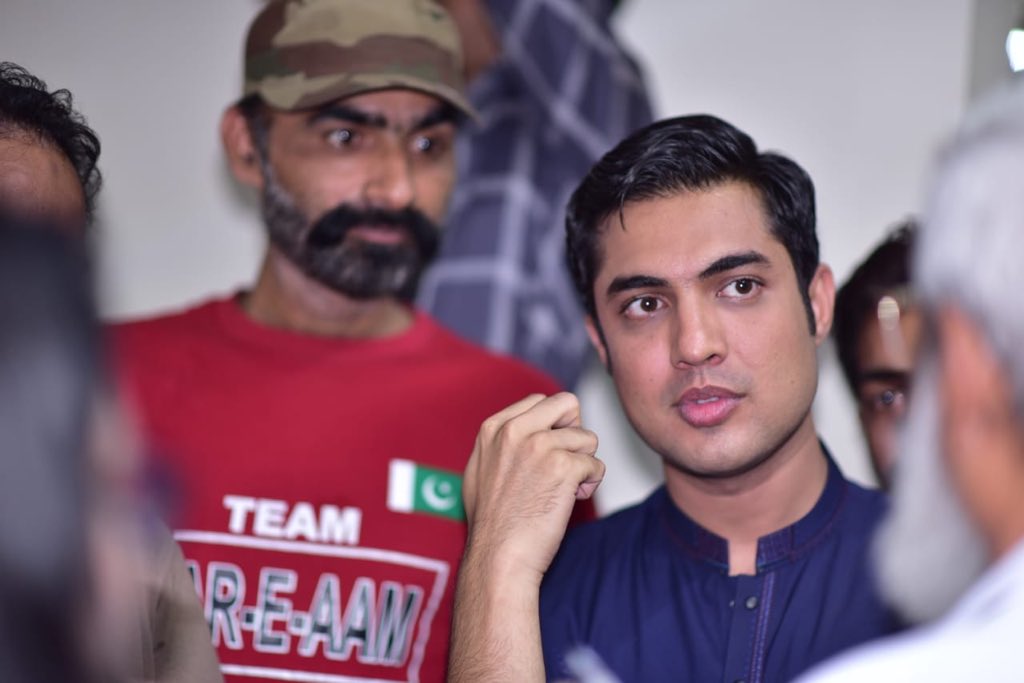 iqrarulhassan's tweet photo. آج ٹیم سرعام کےکراچی کےجانبازوں کےساتھ مل کر تھیلیسیمیاسینٹرمیں خون کاعطیہ دیا۔رمضان میں خون کے عطیات کم ہو جاتے ہیں۔ یقین جانیں لگ رہا ہے خون عطیہ کرنے سے خون کم نہیں ہوا بلکہ جانبازوں کا جذبہ دیکھ کر کئی سیر خون بڑھ گیا ہے۔
#DonateBlood #TeamSareAam
#مرا_خون_بھی_حاضر_پاکستان https://t.co/Kuh67i3tH3