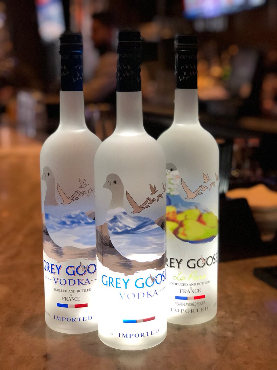 SidebarGrille's tweet photo. Happy Friday! Pair your dollar oysters with $7 Grey Goose cocktails at #SidebarChi! ๐น https://t.co/jDTcdxsCgx