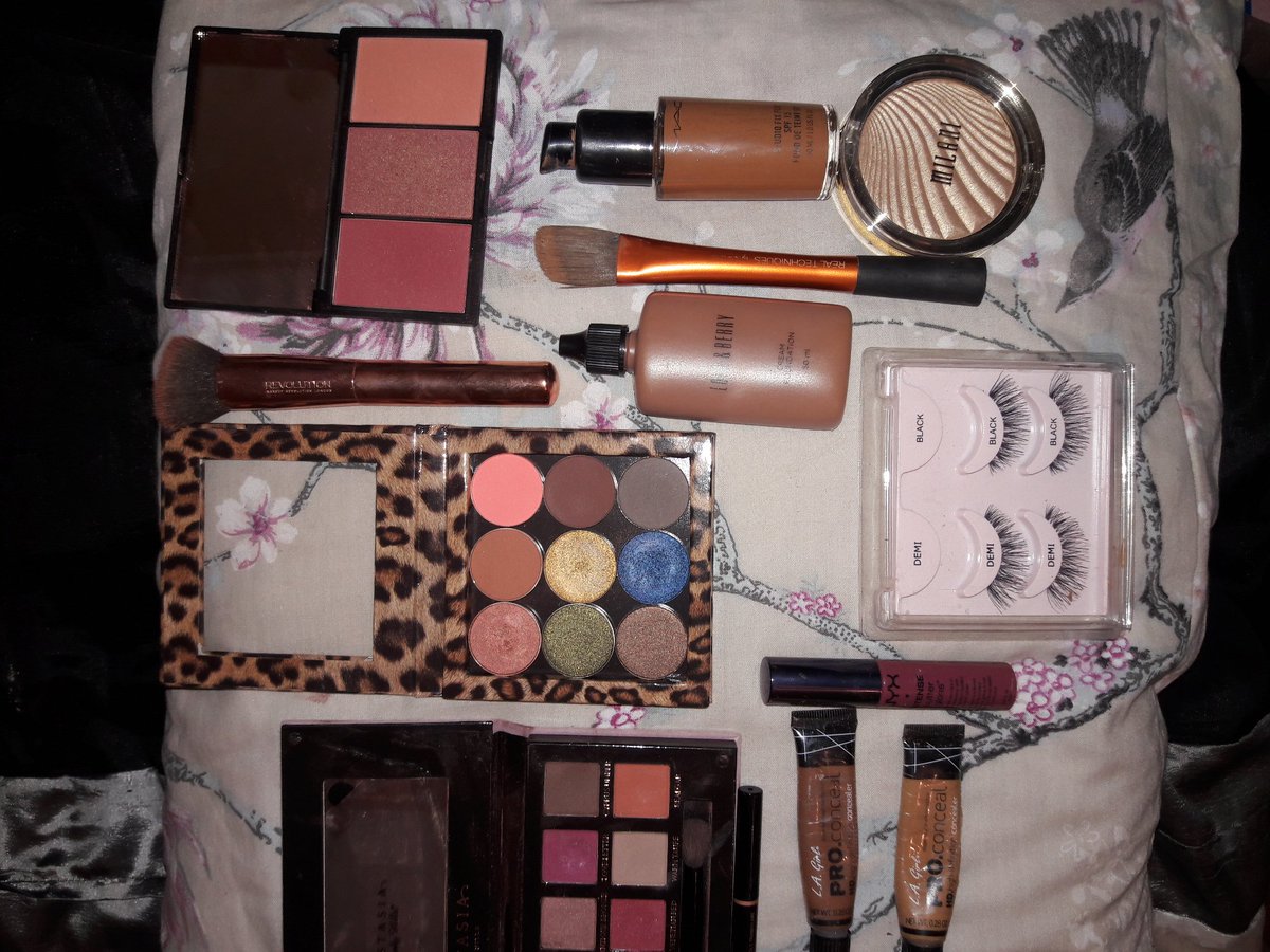 C34EVA's tweet photo. #motd #makeupjunkies #makeup #makeuplover #makeupartist #lotd https://t.co/Z3gzwaU9Bt