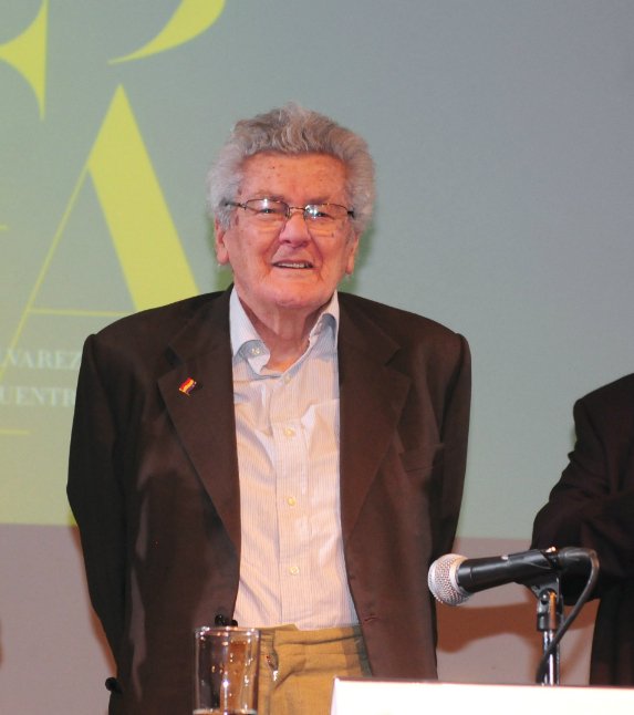cultura_mx's tweet photo. Lamentamos el fallecimiento de Federico Álvarez Arregui, escritor, traductor, editor, ensayista, docente y crítico literario. Entre sus libros se encuentran ‘Una vida. Infancia y juventud’ y ‘Vaciar una montaña: 134 glosas’, entre otros. Nuestro pésame a su familia y amigos. https://t.co/RNU2NGjNDv