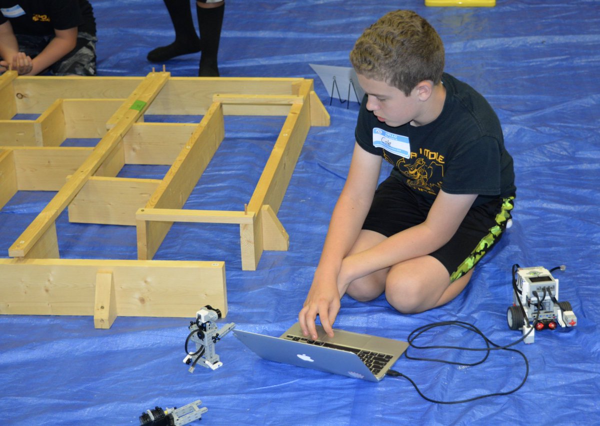 MooreSchools's tweet photo. MCS Middle School students developed and showcased skills in engineering, programming, and autonomous and remote-controlled vehicle operation during the 3rd annual MCS Middle School Robotics Competition. #Robots 🤖 https://t.co/kAuqsUImiE