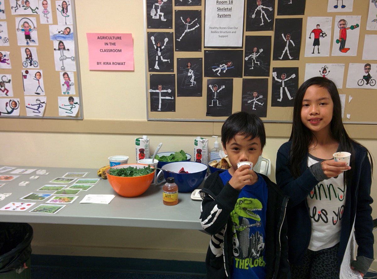 aitcmb's tweet photo. #DYK the @littlegrnthumbs program is celebrating its 10 year anniversary?🌱
@VictorySchoolMb showcased their garden this week and made nutritious smoothies using a bike blender! 🚴♂️ How cool is that? #AgEduaction #MakeLearningComeAlive https://t.co/jMqwR2TG13