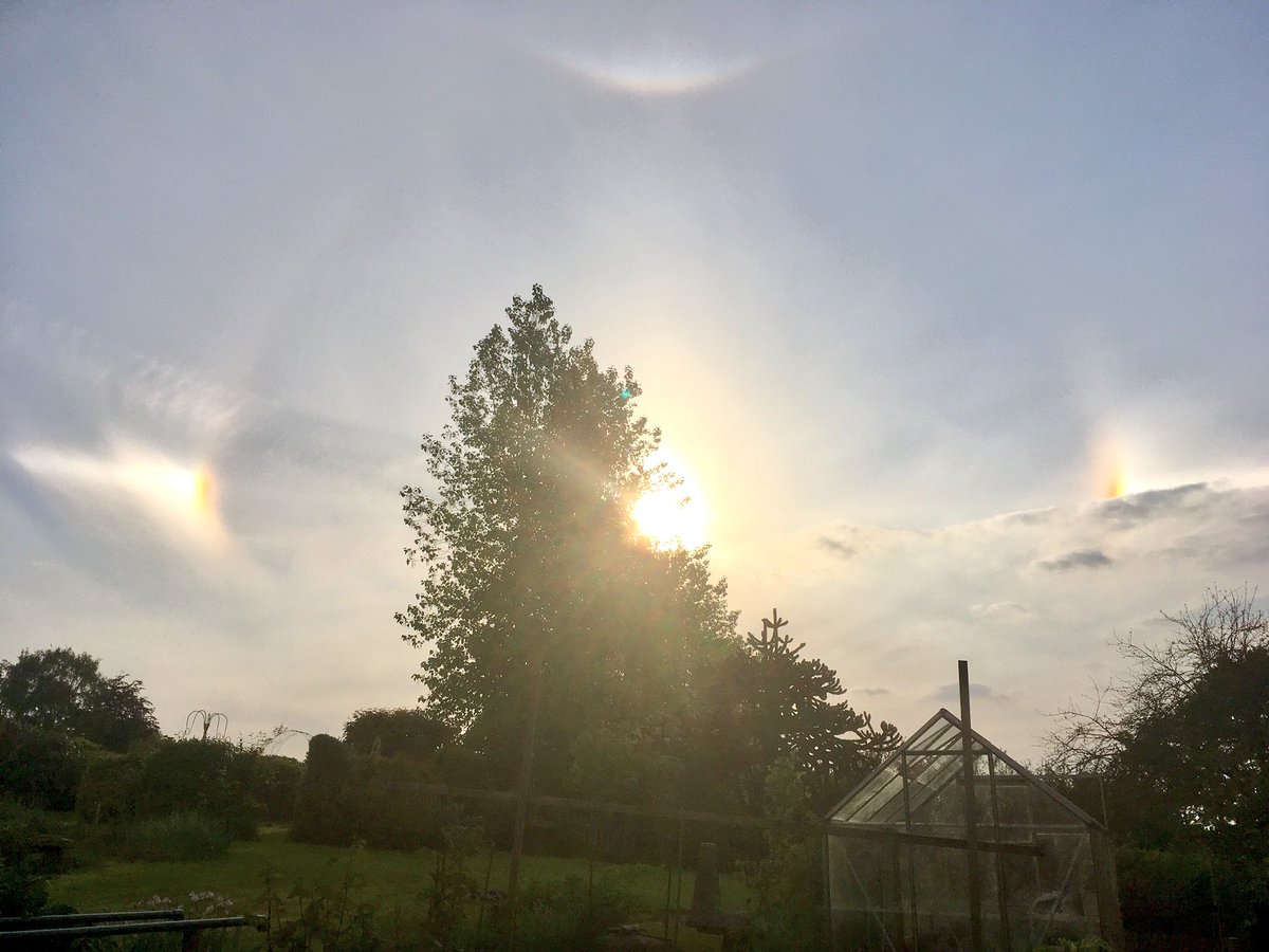 ATDrawsInk's tweet image. A double inverted rainbow sunset hanging high this evening for a bright end to the day. (The lesser rainbow is only just visible above the sun) Google tells me the two flares on each side are called sundogs. @BBCMidsWeather #Derbyshire #weather #meteorology #rainbow #sunset #sky
