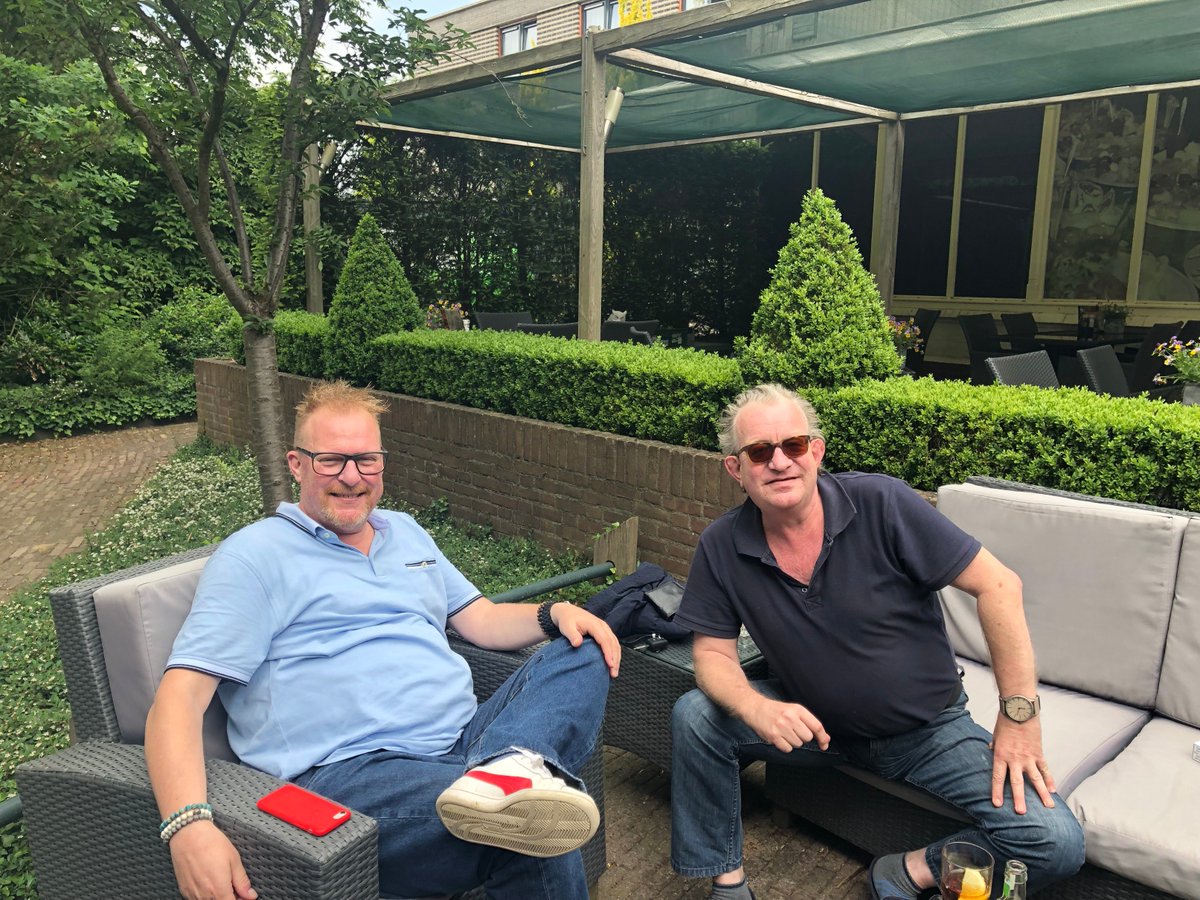 RobVor's tweet photo. Na 32 jaar vandaag contact met oud-studiegenoot Journalistiek Eric Schuurman. Hij destijds naar Omroep Gelderland en ik naar RTV Oost. Griezelig hoe onze levens parallel lopen. Ik herinner mij Eric als eComen bikkel en echte vakman #SchuurCom #GLD #rtvoost #robvor https://t.co/e4lK9WHLow