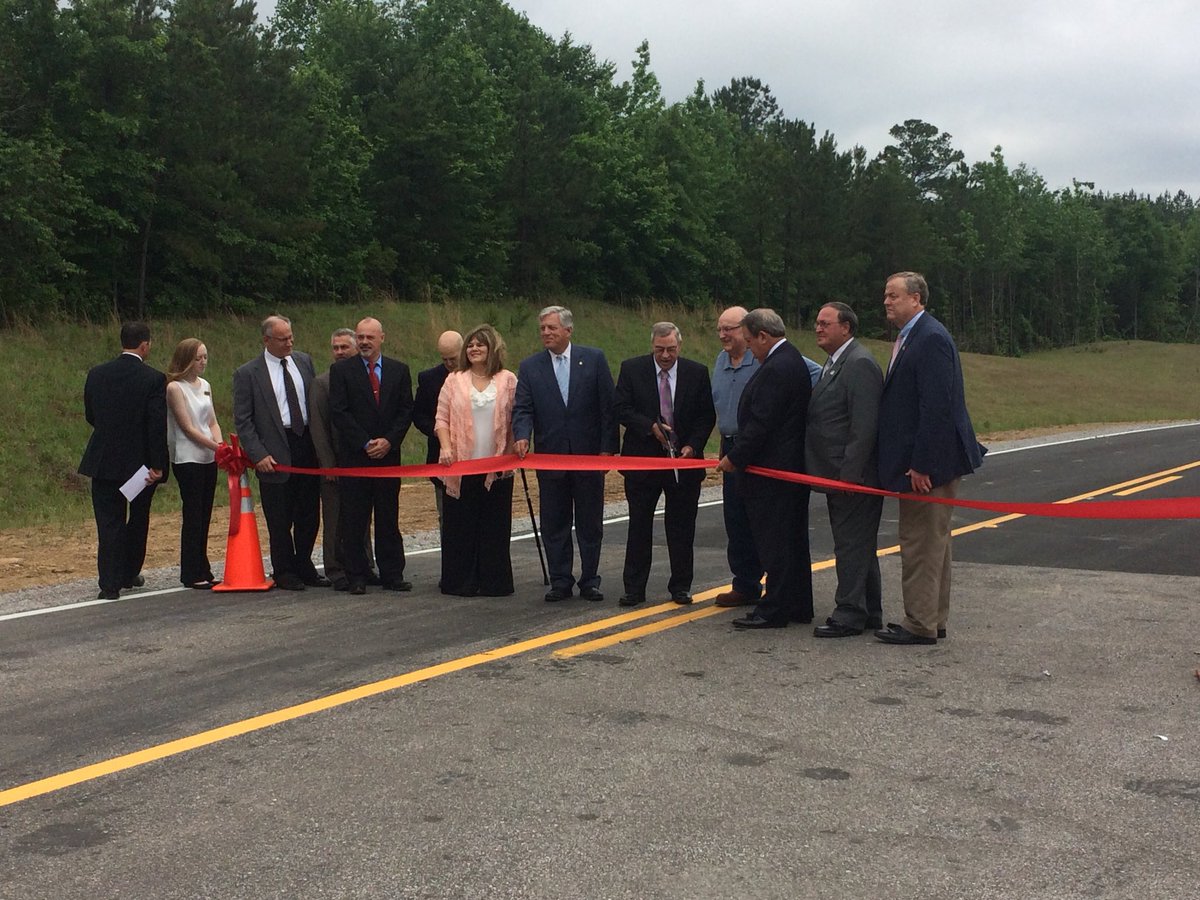 RobRobertson463's tweet photo. Excited for the Town or Brookwood with ribbon cutting of the new Brookwood Parkway today. This project was a combination of state, county, and Brookwood dollars at work. Thanks to county forces for their part in the construction and Mayor Hyche for years of work! https://t.co/rEVf1kOf8d