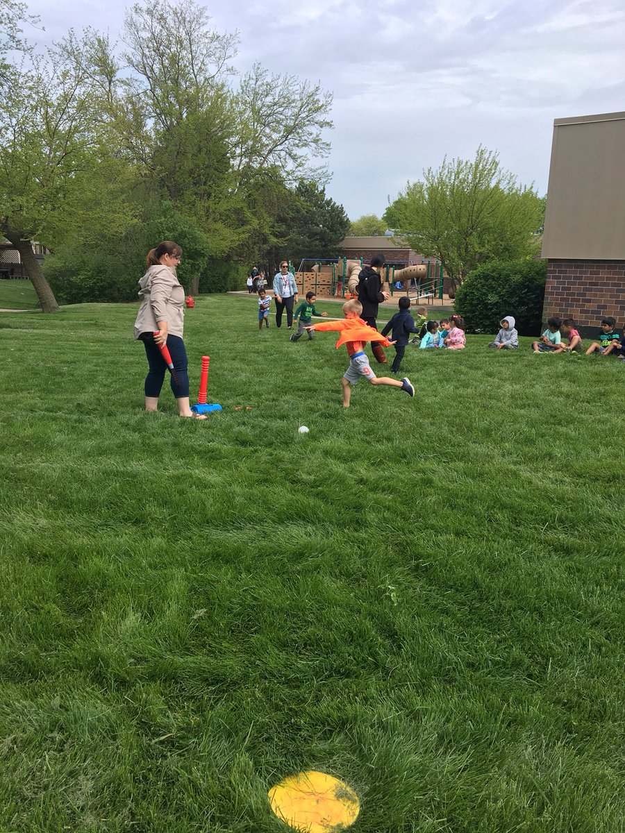 mrsburkec's tweet photo. T-ball in the afternoon with EC! Enjoying learning about sports this week!  #PESpride https://t.co/xX09cpePQG