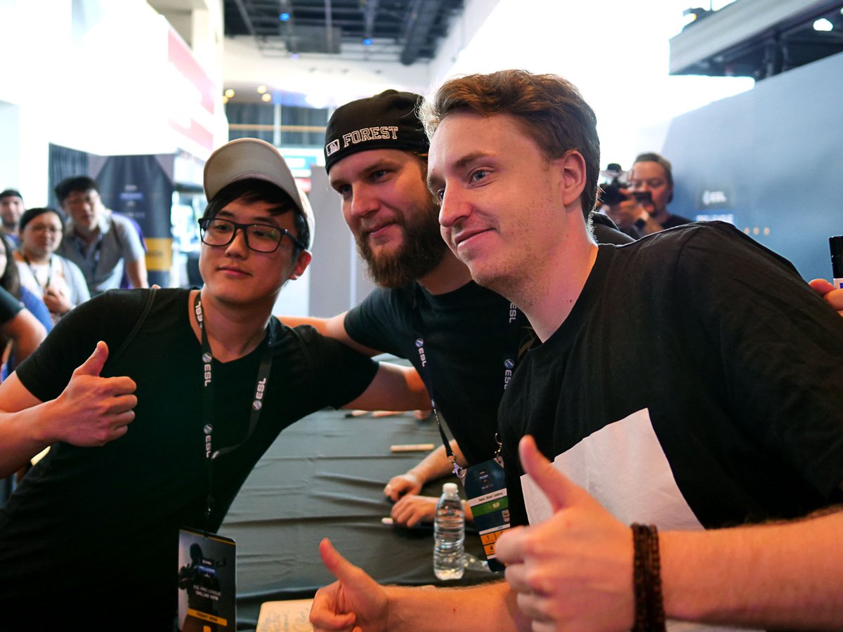 NIP's tweet photo. It warms our hearts that so many Ninjas showed up to the signing session at the #ESLProLeague Finals in Dallas, TX.
#GONINJAS #NiPFamily ♥ https://t.co/nZvl4p745r