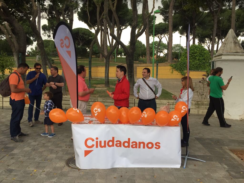 CsDosHermanas's tweet photo. Hoy @CsDosHermanas ha estado nuevamente en la calle llevando el mensaje naranja en el parque de los pinos de #montequinto #atrabajar #equiponaranja 🍊🍊🍊 https://t.co/ntBQmbozIv