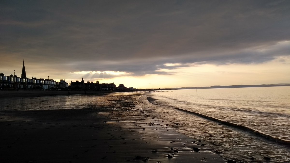 portybelle's tweet photo. #Portobello beach this evening. A beautiful tranquil sea. #edinburgh https://t.co/onxQsfIStf