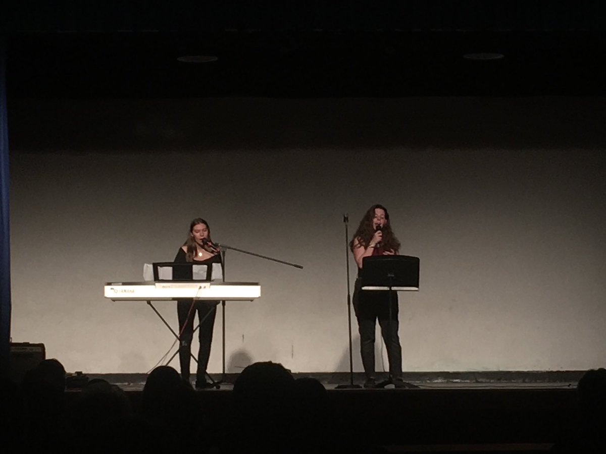 KingsSchoolOSM's tweet photo. Thanks to the fabulous Georgia and Ellie for entertaining us @KingsSchoolOSM #India #Showcase #2018 https://t.co/h6ke7TqTiP