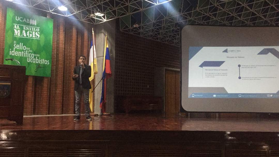 CorpCasadeBolsa's tweet photo. Yohan Mayorga. Líder del Departamento de Tesorería y Trading de la Unidad Corporativa de Mercados e Inversores de @CorpCasadeBolsa hablando del Mercado de Acciones Venezolano #Contaduríahoy #EAC #60años #UCAB https://t.co/aEkRQQwYin