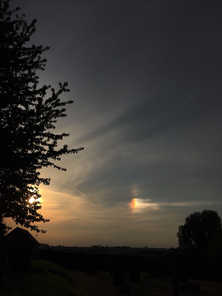 AngelikaHTCG's tweet image. Oh look! After the #SunHalo (last tweet) a tiny little #SunDog! #Warwickshire @BBCWthrWatchers @BBCMidsWeather
