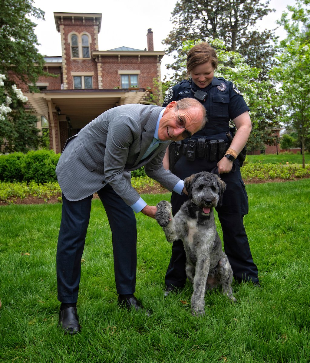 New friendships are made every day on campus 💙 Ollie, our first certified therapy K9 officer, and <a href="/UKYpres/">Eli Capilouto</a> are quite the pals. #seeblue