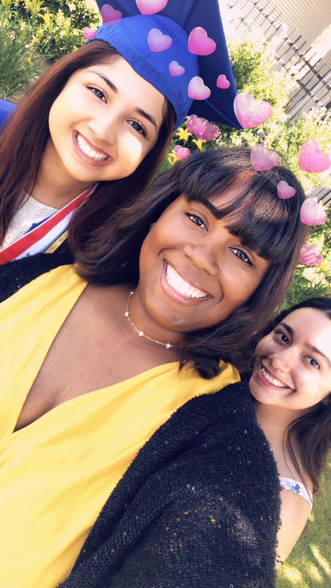 EssieBooo_101's tweet photo. Congrats to my bb Karina #graduation2018 #CSUB2018 https://t.co/xxRVFLDiGj