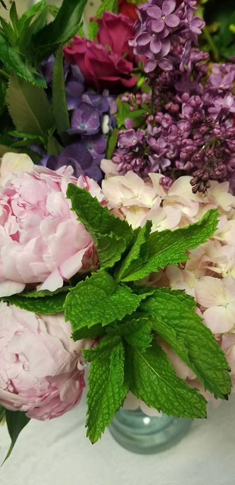 expressionsfg's tweet photo. Yes, we Mint to bring about smiles today, and we'll be at it again in the morning. #Expressionsfloral #Expresslovewithflowers #freshmint #lilac #peonies #veronica #coloures https://t.co/VnktrHURxA