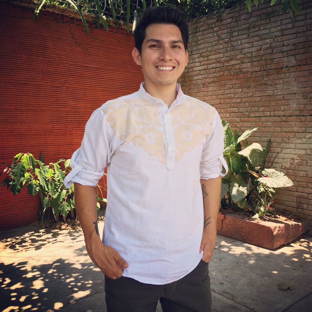 Camisa de manta de algodón bordada a mano por artesanas de Jalapa de Díaz, Oaxaca. Colección de #primavera de @region_impulso @Vie_Tradicional #HechoEnMexico #consumelocal #comercioetico #bordadoamano #madeinmexico #mexicancrafts #menswear