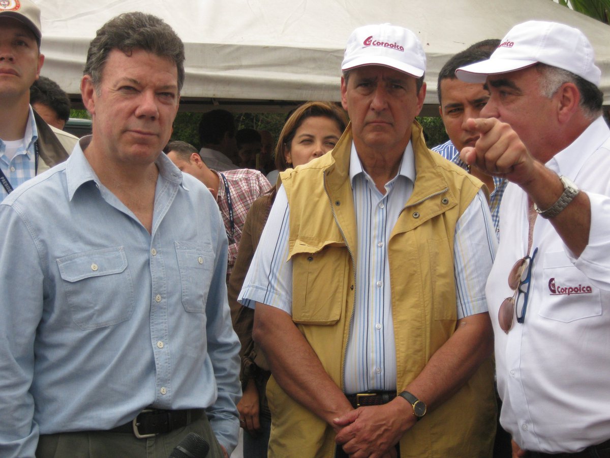 MetaEconomica's tweet photo. En presentación de nueva imagen de @Corpoica, @jlucasrestrepo se refirió al trabajo que en vida ejerció Jaime Triana en la entidad en la seccional Meta. Aquí con @JuanManSantos y @RestrepoJCamilo explicando avances de estudios y perfiles de tierras en #Carimagua y #Altillanura https://t.co/mVnnMEepD7