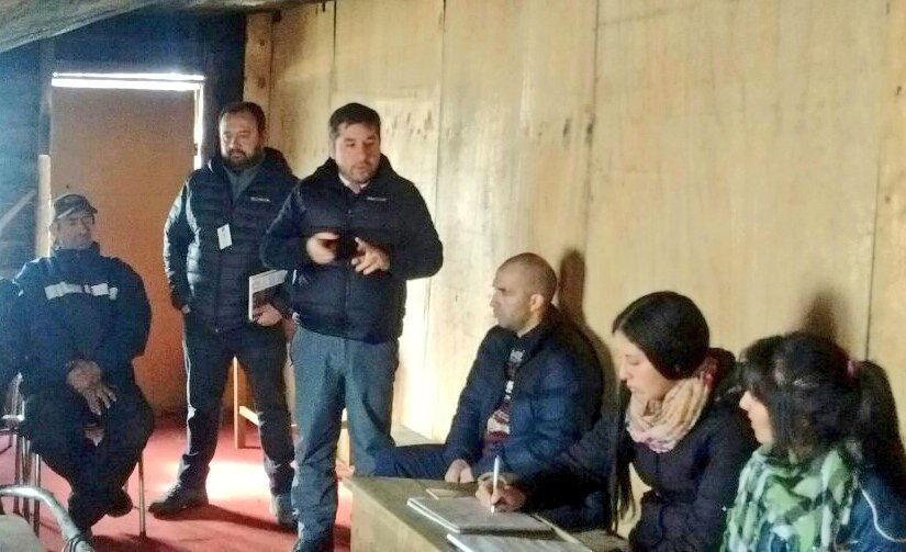 MTTAysen's tweet photo. 🔵 [EN TERRENO] Junto a vecinos de #ElRichard comuna de #Coyhaique, Seremi @fhrojas  acoge las principales necesidades de conectividad del sector 🚐📶📞 @subsidiosmtt @subtel_chile.
Trabajo intersectorial que mejorará calidad de vida para #Aysén
#ChileLoHacemosTodos https://t.co/iFu7meqm1K