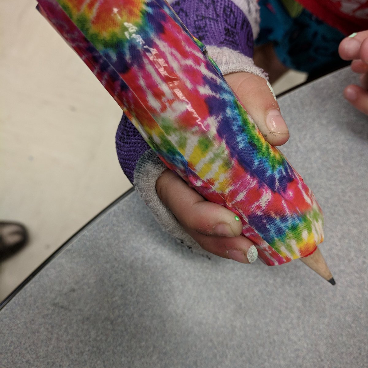 msdsartroom's tweet photo. I modify pencils for kids with casts! #arteducation #snae https://t.co/5miiDNNNdG