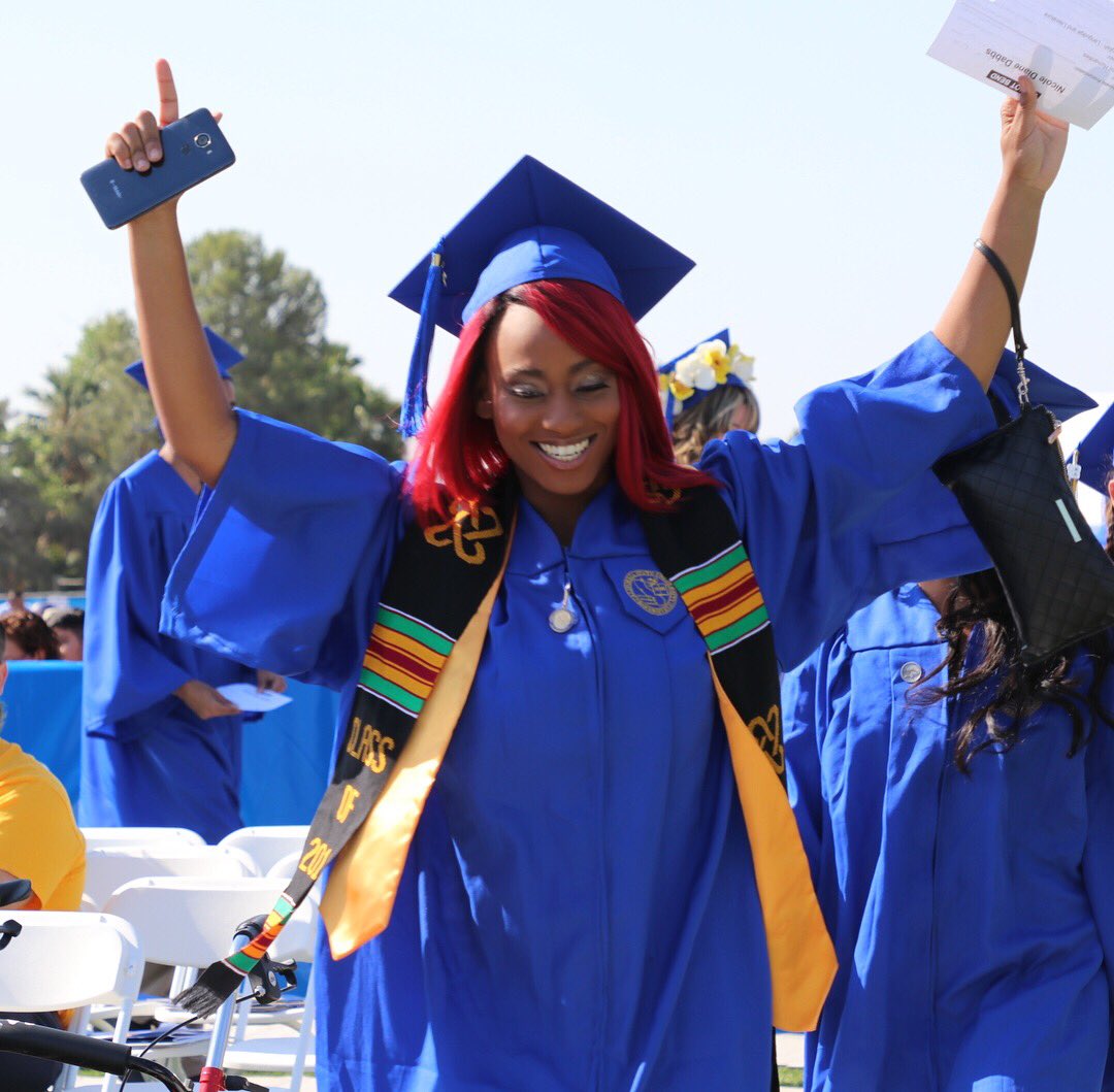 CSUBakersfield's tweet photo. Congratulations to our newest graduates and @CSUBalumni!! #CSUB2017 #RunnerPride πππ https://t.co/LJ0IsMlQeW