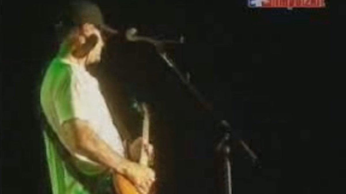 TheAVClub's tweet photo. It's 3 p.m., let's watch Fred Durst unleash an astonishingly bad guitar solo https://t.co/8RTDaH0AnU https://t.co/eE8AlgWgsA