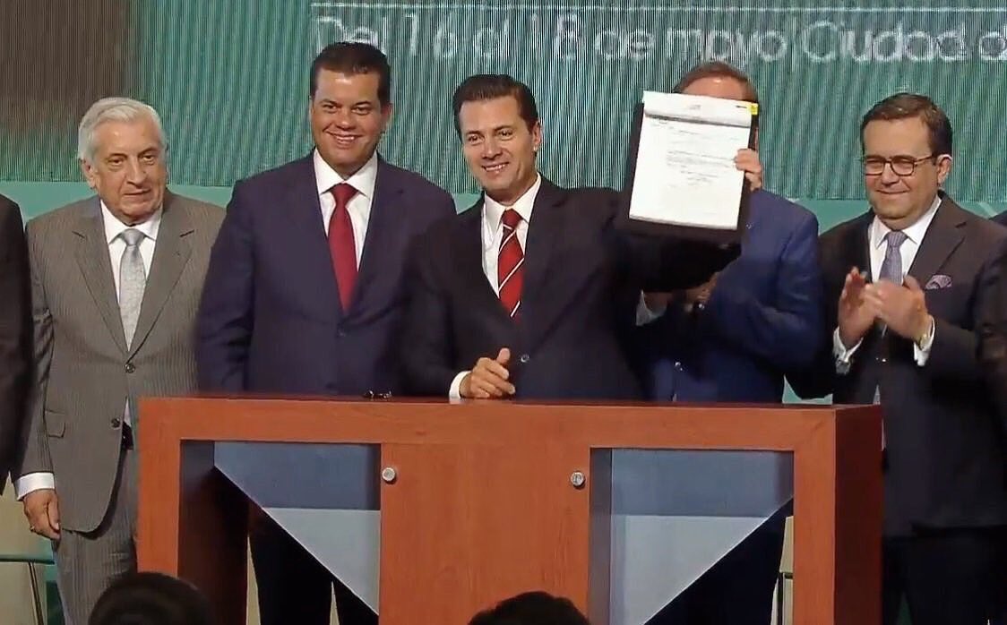 SDEyT_Morelos's tweet photo. Presente el Srio. @JCsalgadoponce y la @CEMERMor y en la firma del decreto por el Presidente @EPN en el que se expide la Ley de la #MejoraRegulatoria, que empodera al ciudadano al brindarle reducción en tiempos y costos en trámites y servicios. #Morelos https://t.co/3JmXxtSzYj
