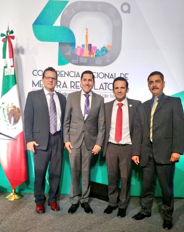 SDEyT_Morelos's tweet photo. Presente el Srio. @JCsalgadoponce y la @CEMERMor y en la firma del decreto por el Presidente @EPN en el que se expide la Ley de la #MejoraRegulatoria, que empodera al ciudadano al brindarle reducción en tiempos y costos en trámites y servicios. #Morelos https://t.co/3JmXxtSzYj