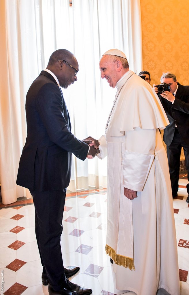 PresidenceBenin's tweet photo. 🇧🇯🇻🇦🇮🇹 #benindiplomatie #wasexo #VoyagePRbenin  : Audience du #prbenin #patricetalon avec @Pontifex_fr au vatican ce vendredi 18 mai 2018 https://t.co/6Eh3Fbp0Ya