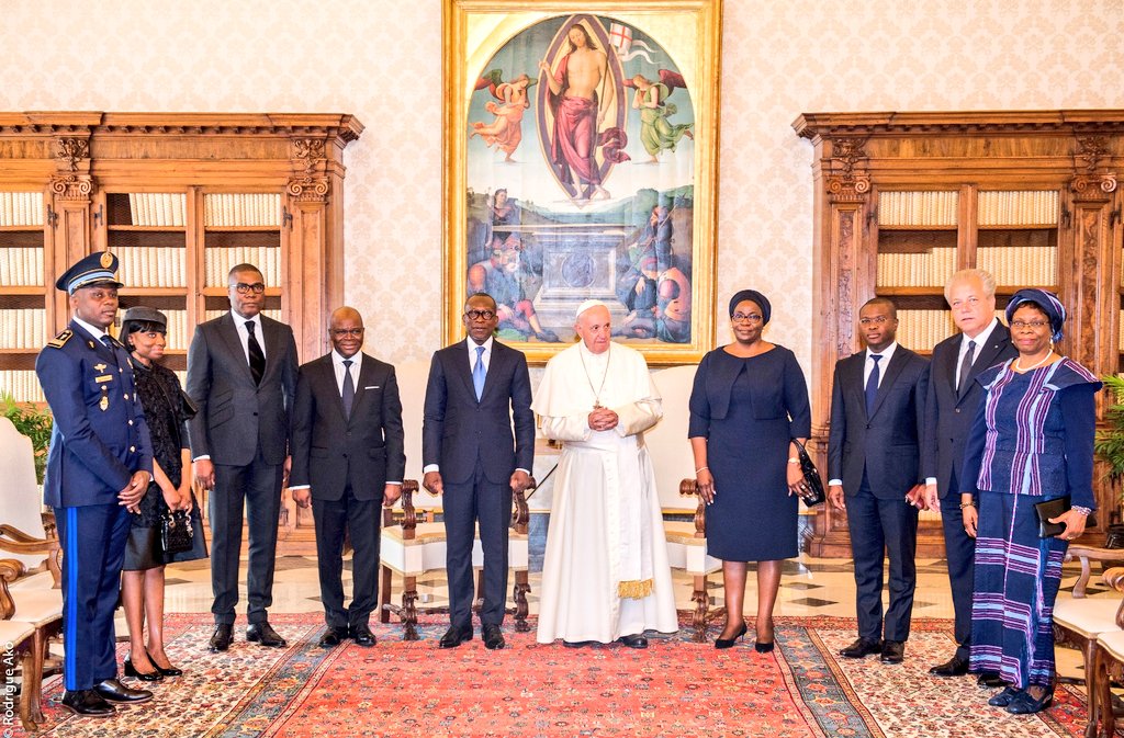 PresidenceBenin's tweet photo. 🇧🇯🇻🇦🇮🇹 #benindiplomatie #wasexo #VoyagePRbenin  : Audience du #prbenin #patricetalon avec @Pontifex_fr au vatican ce vendredi 18 mai 2018 https://t.co/6Eh3Fbp0Ya
