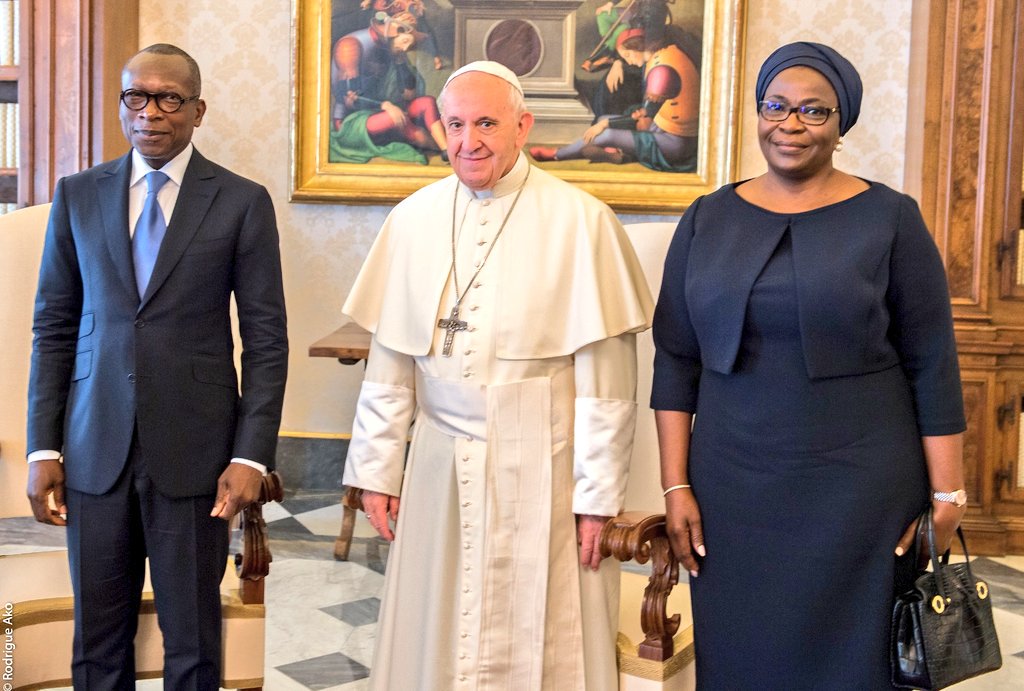 PresidenceBenin's tweet photo. 🇧🇯🇻🇦🇮🇹 #benindiplomatie #wasexo #VoyagePRbenin  : Audience du #prbenin #patricetalon avec @Pontifex_fr au vatican ce vendredi 18 mai 2018 https://t.co/6Eh3Fbp0Ya