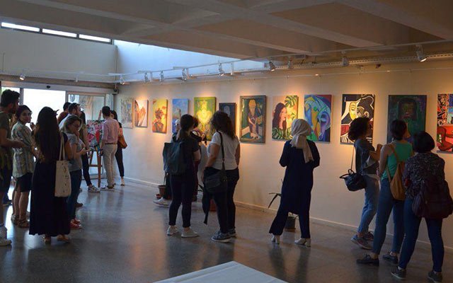 Ege Üniversitesi Resim Topluluğu Bahar Dönemi Karma Resim Sergisi, sanatseverlerle buluştu. Ege Üniversitesi (EÜ) Öğrenci Toplulukları tüm alanlarda çalışmalarını aktif olarak sürdürüyor. Yıl boyunca EÜ Resim Topluluğu bünyesinde Resim-İş Öğretmeni Alim… goo.gl/9PNQWD