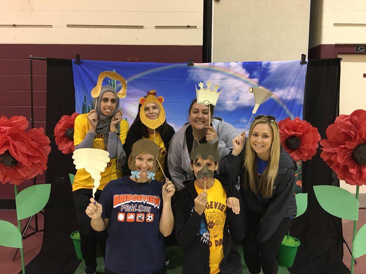 MeaganGibson89's tweet image. Love working with these ladies everyday! My life wouldn’t be the same without them! 💕 #teacherfriends #mysupportsystem @AgnesPtaszek @msrkhatib @MissKerryMac15 @room11isheaven @danalord