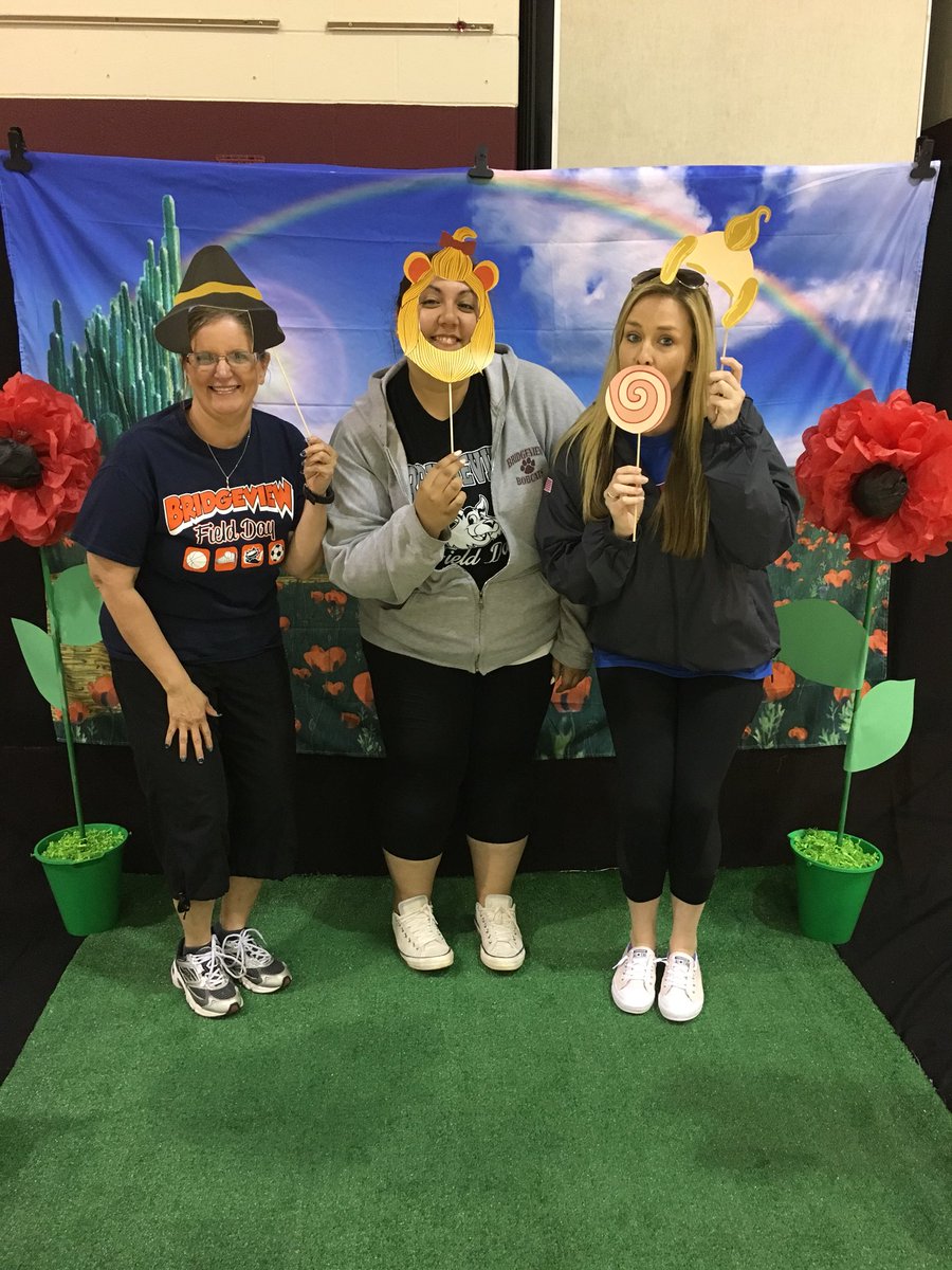 MeaganGibson89's tweet image. Love working with these ladies everyday! My life wouldn’t be the same without them! 💕 #teacherfriends #mysupportsystem @AgnesPtaszek @msrkhatib @MissKerryMac15 @room11isheaven @danalord