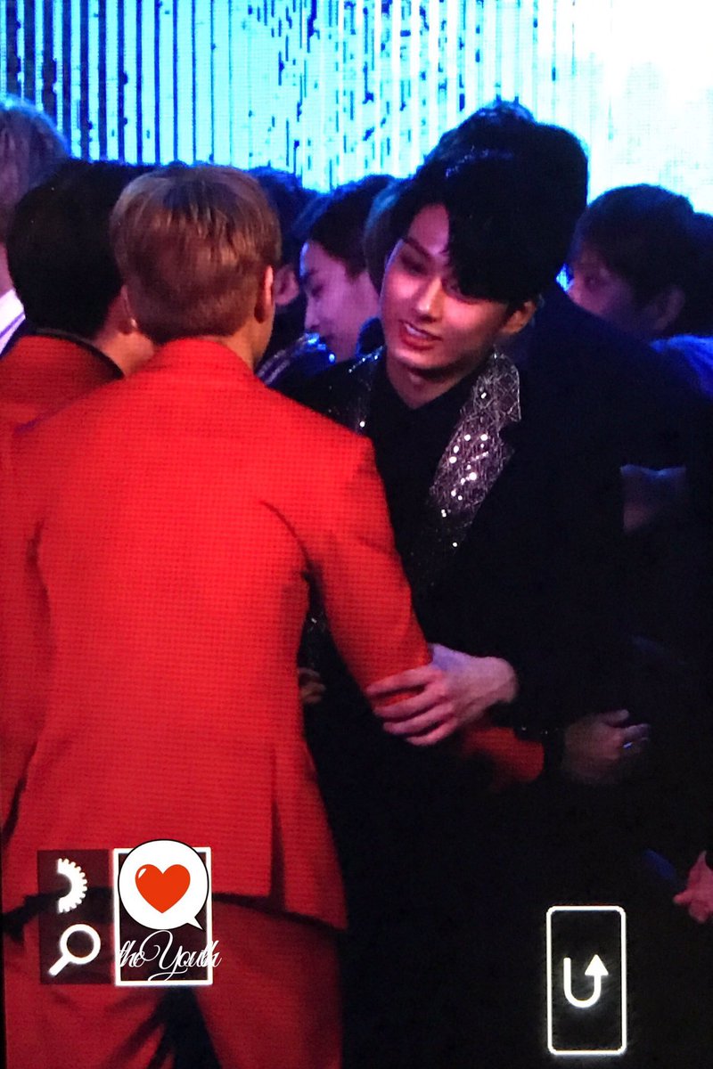 170119 junhui embracing myungjun on stage at the seoul music awards꒰  #준  #엠제이  #세븐틴  #아스트로 ꒱ https://twitter.com/theyouth_17/status/822088206573125632?s=21