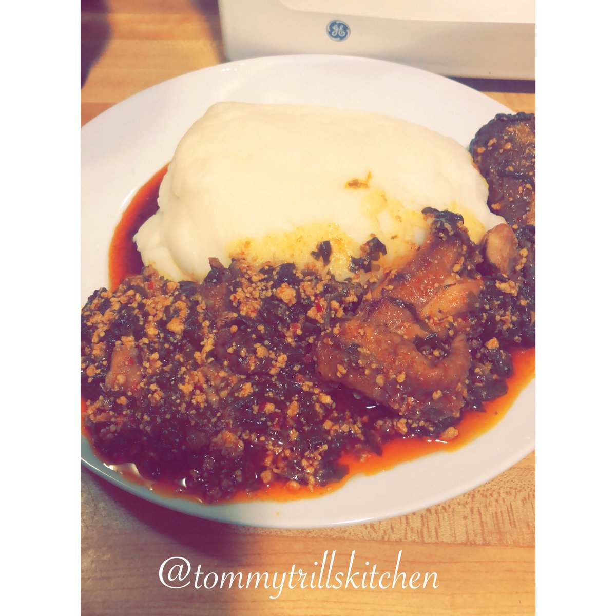 TommyTrill_'s tweet photo. Finely prepared Poundo yam with ground melon seeds and spinach supported with Chicken, Mackerel and Chevon 😊. It’s time to dig in😋

What would u rather av your èfó élègusi with?

#tommytrillskitchen 
#ramadan
#ramadanbreak
#naijafood 
#healthyeating 
#healthyfood 
#foodislife https://t.co/27G2CNulKj