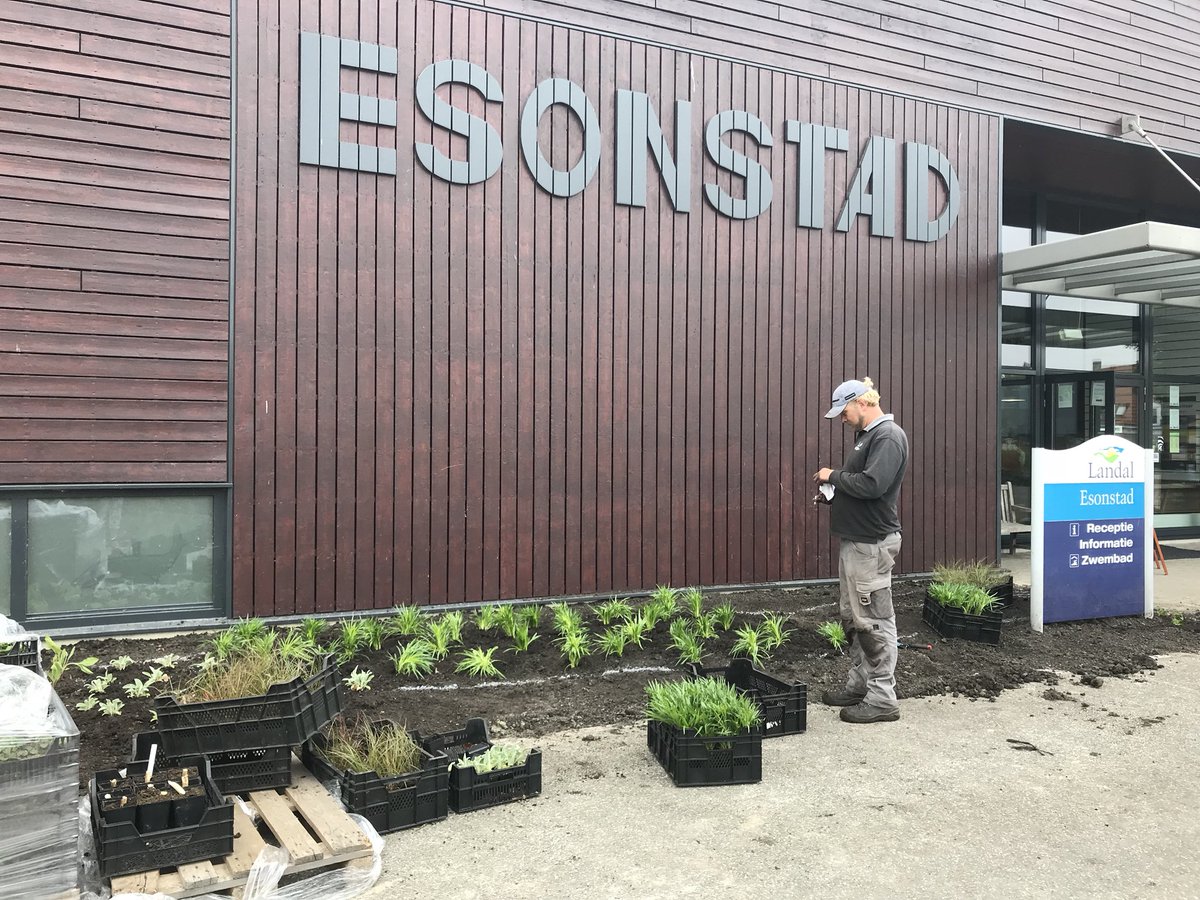 BuismanMilou's tweet photo. Trots op onze nieuwe groene entree! Landal @esonstad. Bedankt @hgmgolf en in het bijzonder Frederik &amp; Harm. https://t.co/jT3cNjCMcg