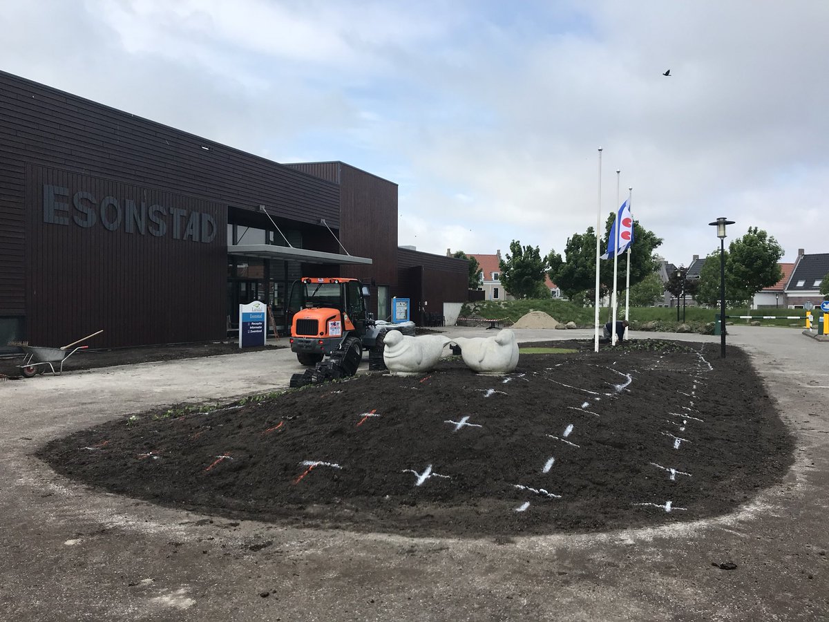 BuismanMilou's tweet photo. Trots op onze nieuwe groene entree! Landal @esonstad. Bedankt @hgmgolf en in het bijzonder Frederik &amp; Harm. https://t.co/jT3cNjCMcg