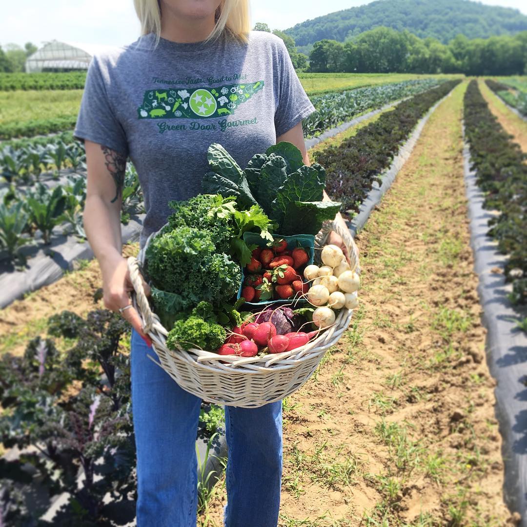 Our #localfarmbox is in full swing and filled with tomatoes, asparagus, cucumbers, green onions, kale, collards or mustards, cabbage, Japanese Niseko turnips, radishes, mint or parsley, and strawberries! Don't miss your chance to sign up! greendoorgourmet.com/events/local-f…
